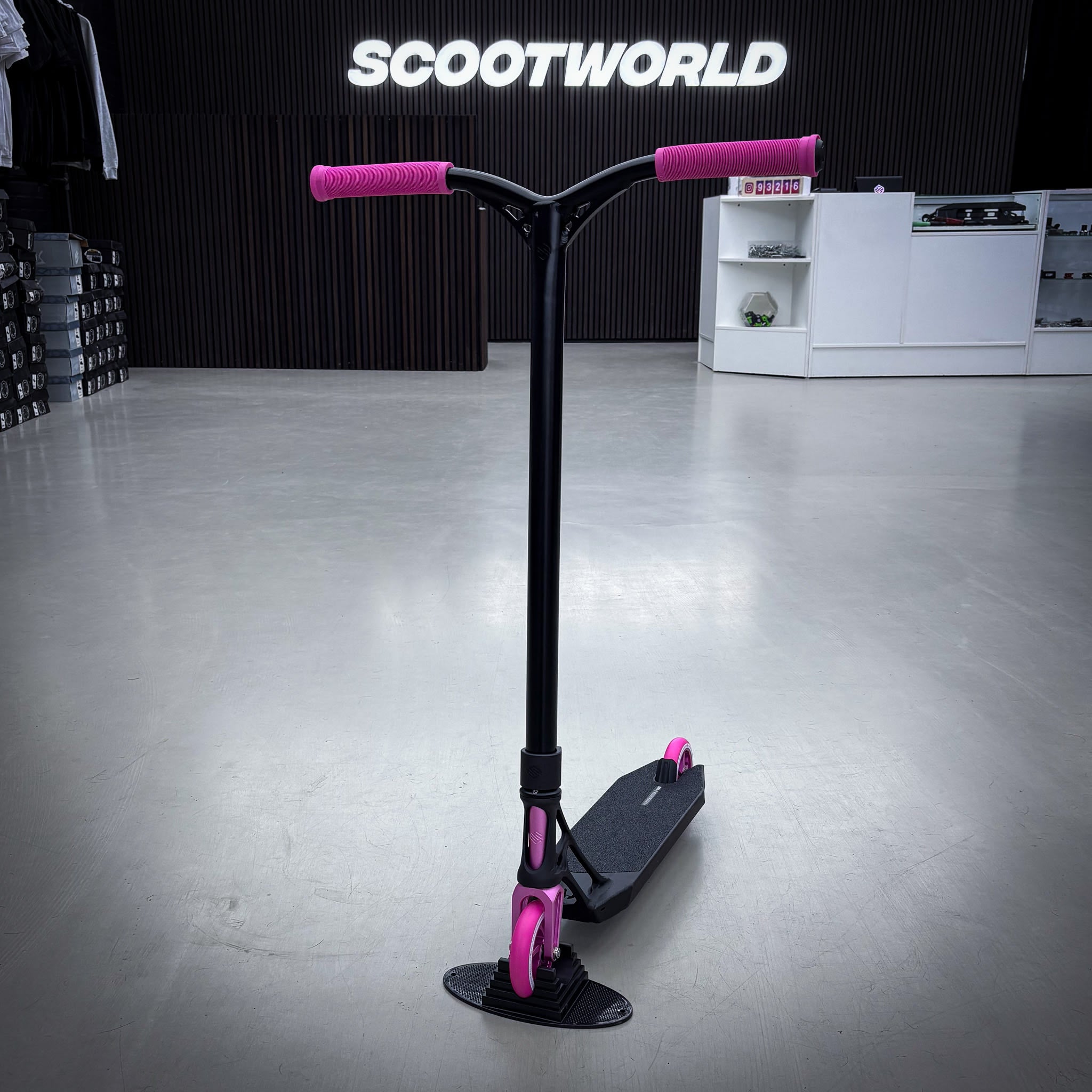 Striker Pande Black/Pink Custom Build - Black/Pink-ScootWorld.dk