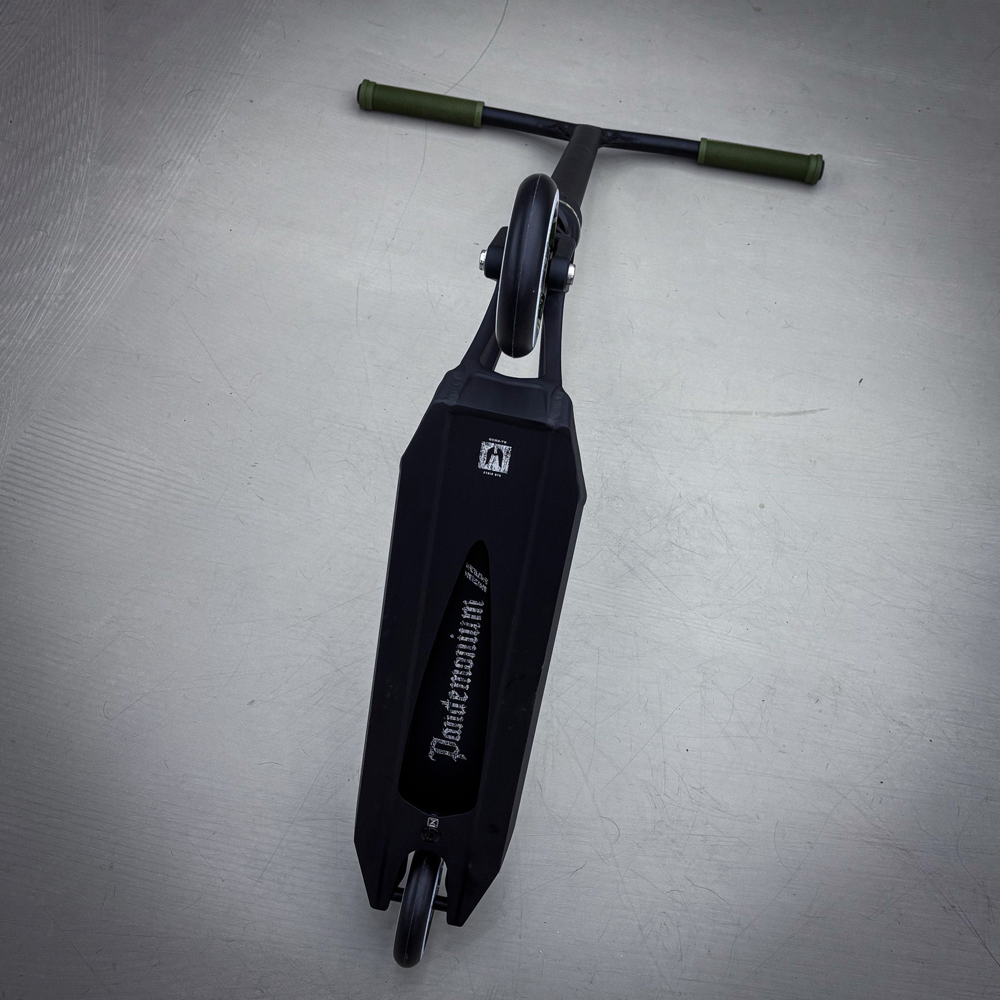 Striker Ethic Pande Black Camo Custom Build - Black/Green-ScootWorld.dk