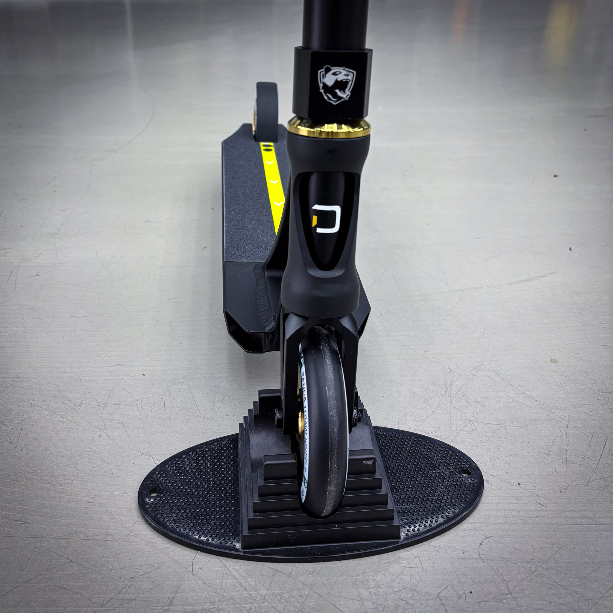 Striker Panda Freestyle Custom Build - Black/Gold-ScootWorld.dk