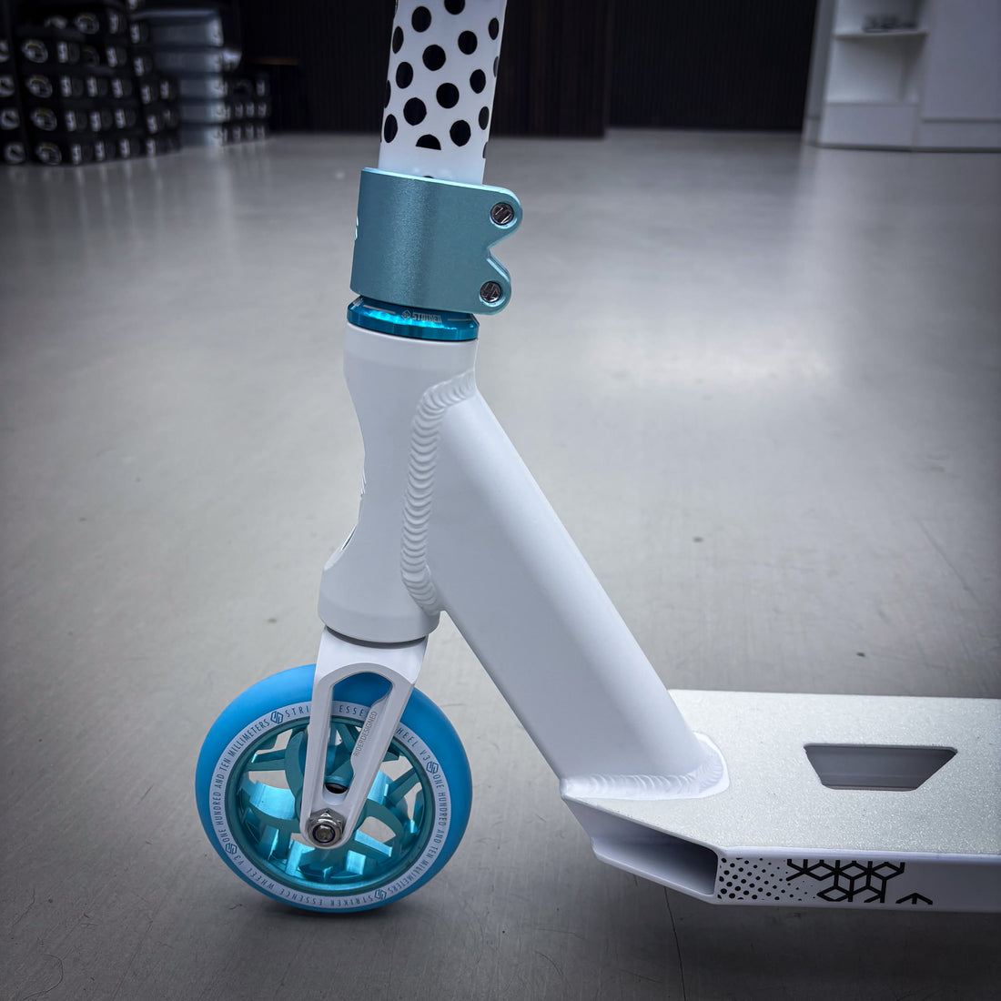 Striker Lux V2 White/Teal Custom Løbehjul - White/Teal-ScootWorld.dk